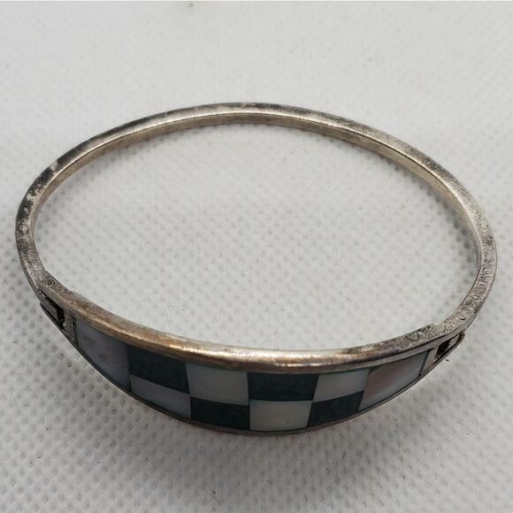 Alpaca Mexico Silver, Green, & Mother of Pearl Checkered Bracelet - Picture 5 of 6